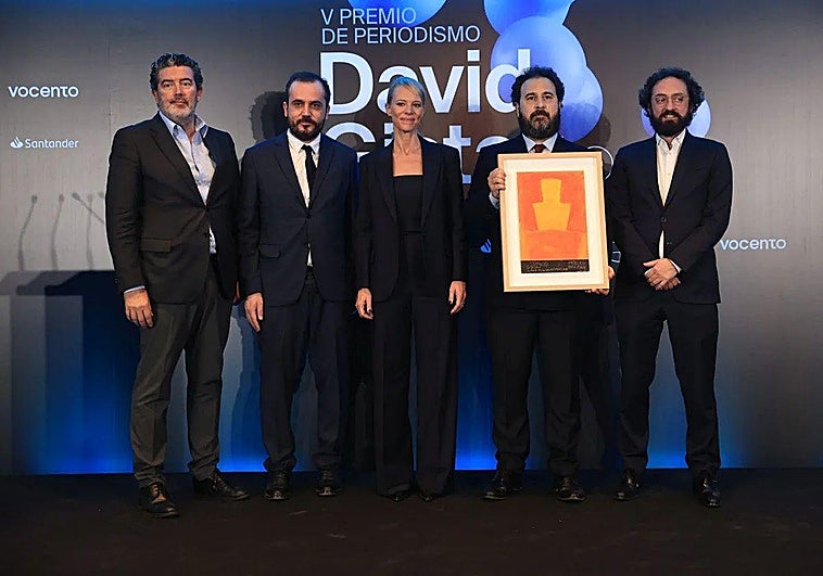 De izquierda a derecha: Julián Quirós, director de ABC; Gonzálo Suárez, presidente del jurado de la V edición; Romina Caponnetto, viuda de David Gistau; José F. Peláez, con el galardón que lo acredita como premio Gistau 2024; y Joaquín Manso, director de 'El Mundo'.