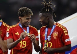 Lamine Yamal y Nico Williams bromean con la medalla de campeones de Europa.