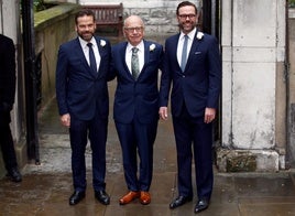 Rupert Murdoch con sus hijos, Lachlan y James.
