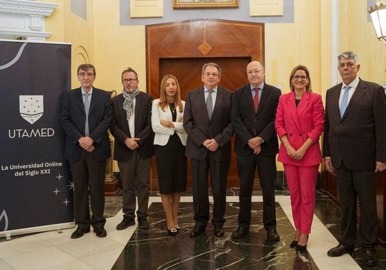 Expertos académicos debaten sobre el futuro de las universidades, en un foro organizado por la UTAMED.