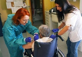 Vacunación contra la gripe de personas mayores en un centro de salud.