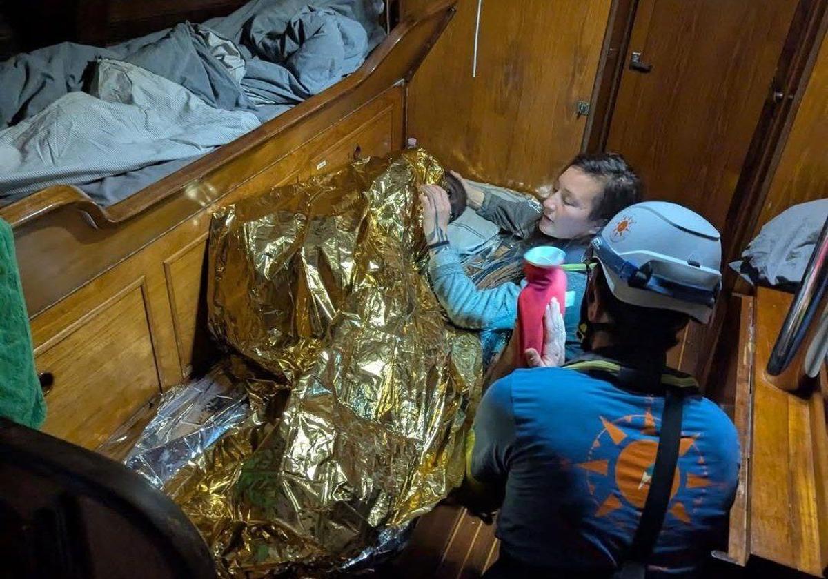 Miembros de la ONG alemana Compass Collective asisten a Yasmine tras ser rescatada en el Mediterráneo.