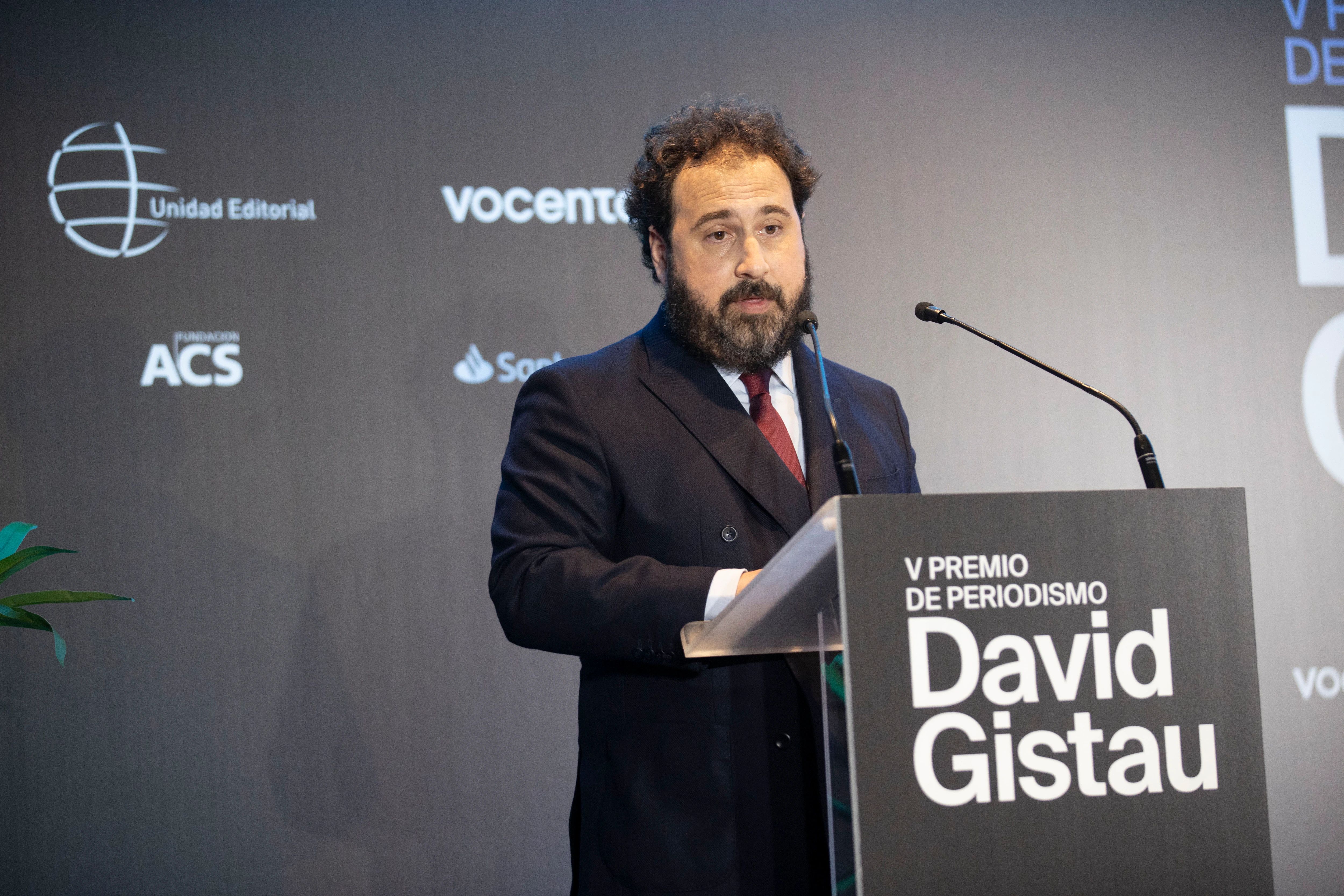 El galardonado con el V Premio David Gistau, José F. Peláez, pronuncia su discurso durante el acto