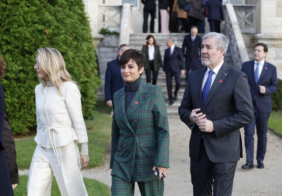 Yolanda Díaz, Isabel Rodríguez y Fernando Clavijo, a su llegada a la cumbre.