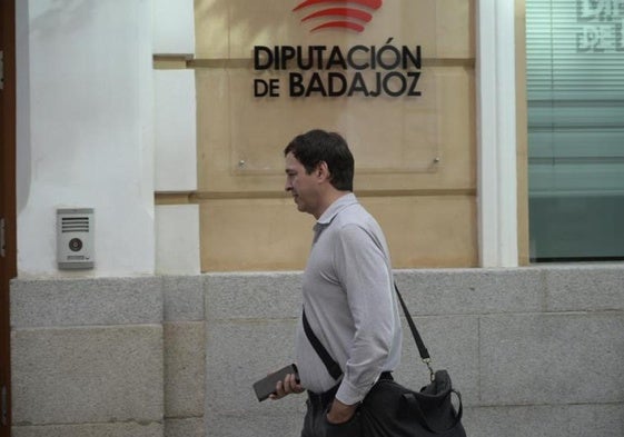 David Sánchez Pérez-Castejón a la entrada de la Diputación de Badajoz.