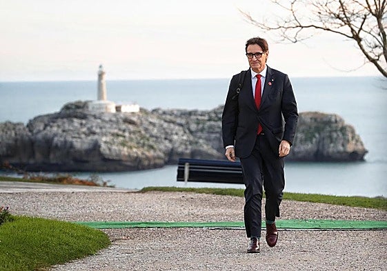 El presidente de la Generalitat, Salvador Illa, a su llegada a la Conferencia de Presidentes en Santander.