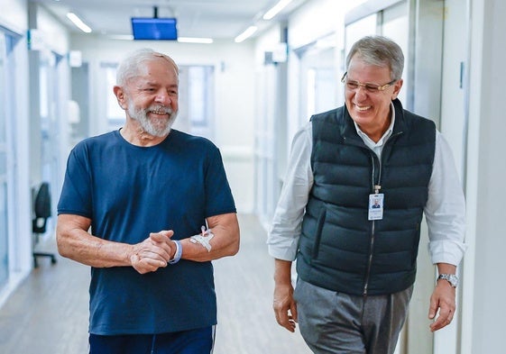 Lula camina junto al neurocirujano que le ha operado en los pasillos del hospital.