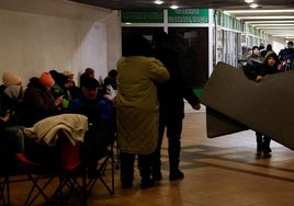 Residentes de Kiev se refugian en una estación de metro durante los bombardeos rusos de este viernes.