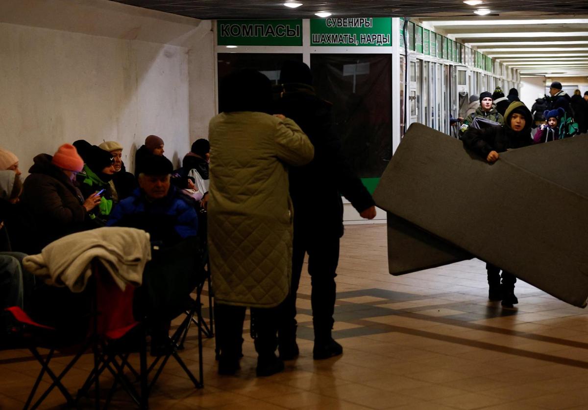 Residentes de Kiev se refugian en una estación de metro durante los bombardeos rusos de este viernes.