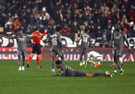 Los jugadores del Real Madrid se lamentan tras el empate ante el Rayo.