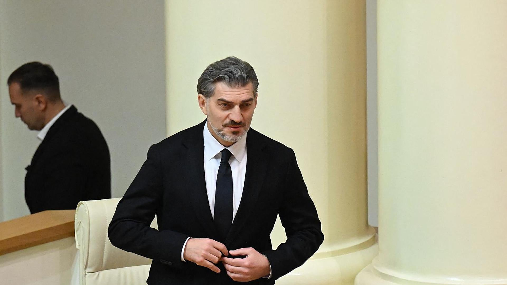 ジョージア、抗議にもかかわらず親ロシア派の元サッカー選手を大統領に選出