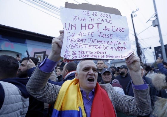 Un simpatizante del candidato prorruso Calin Georgescu protesta por la anulación de los resultados de la primera vuelta de las presidenciales.