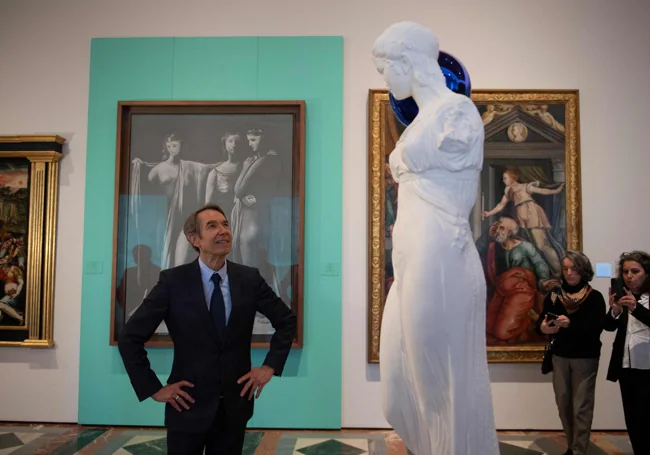 Koons contempla su pieza 'Gazing Ball' ('Mujer de pie', 2014) con la grisalla de Picasso de 'Las tres Gracias' a su espalda.