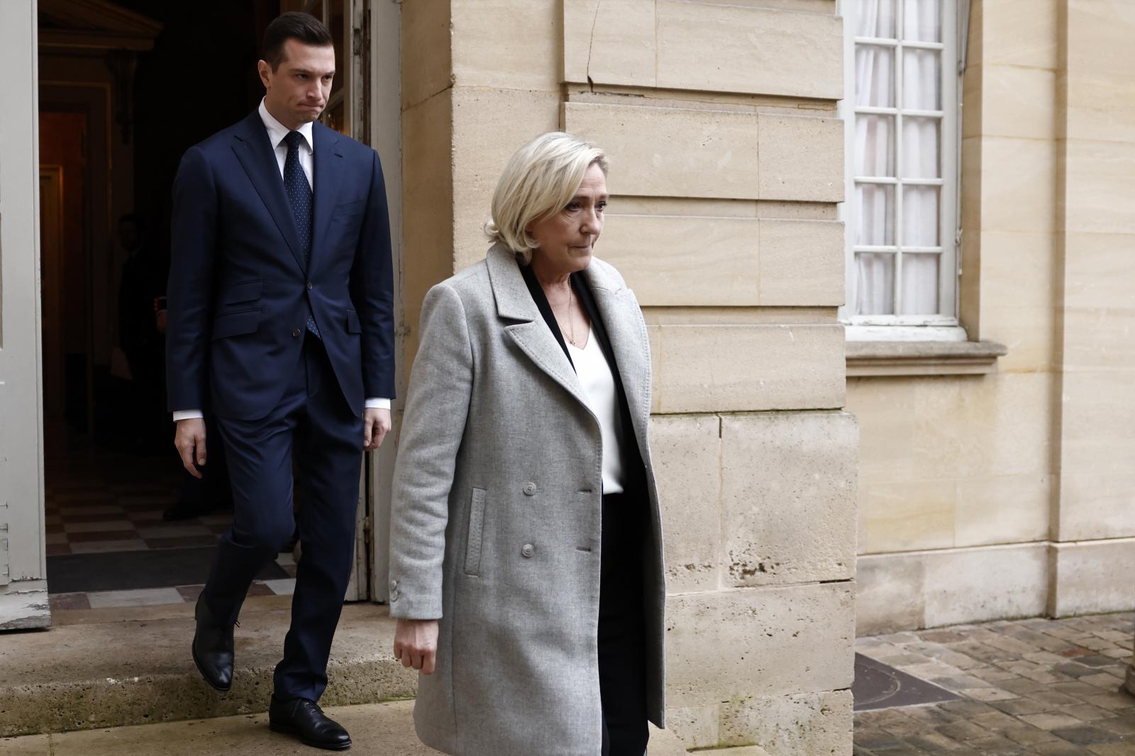 Jordan Bardella y Marine Le Pen, de la ultraderechista Agrupación Nacional, salen de Matignon.