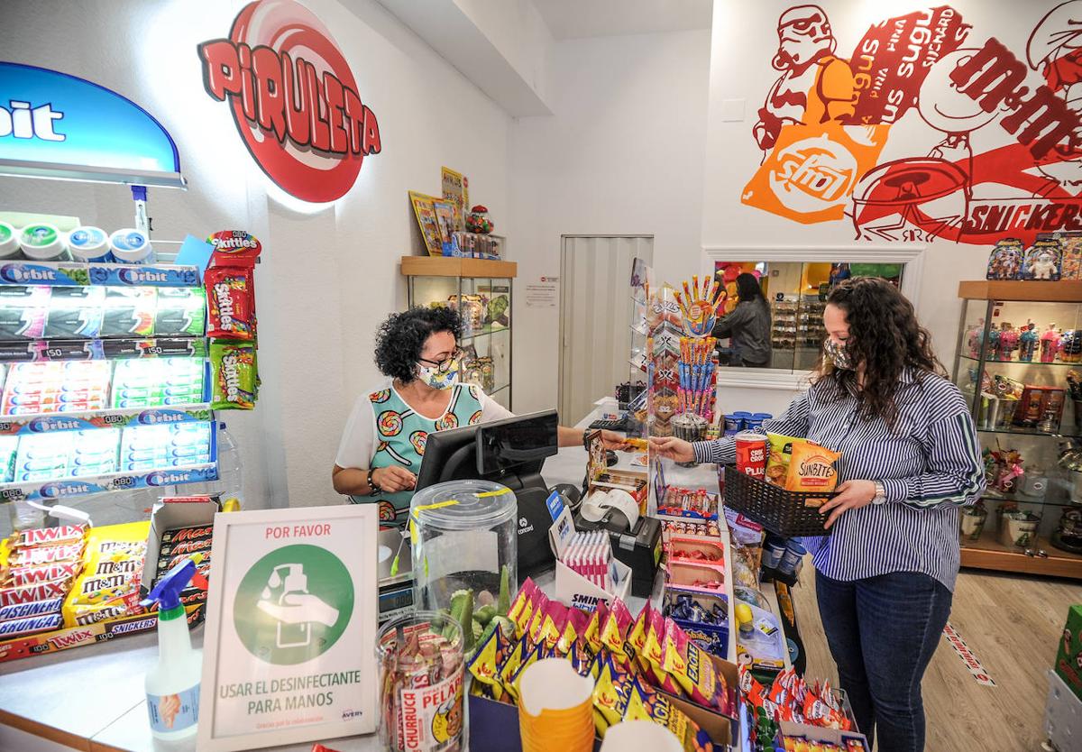 Un autónomo al frente de su pequeño comercio.