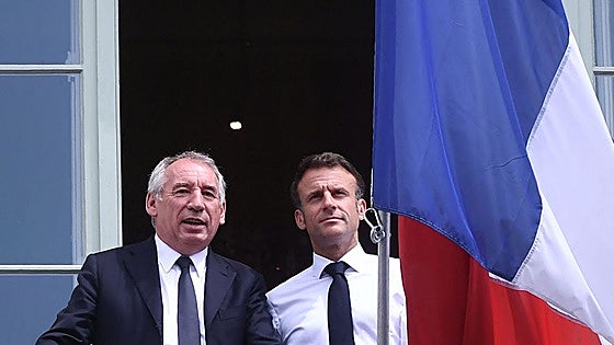Bayrou recibe las primeras críticas de su mandato por la gestión del ciclón en Mayotte