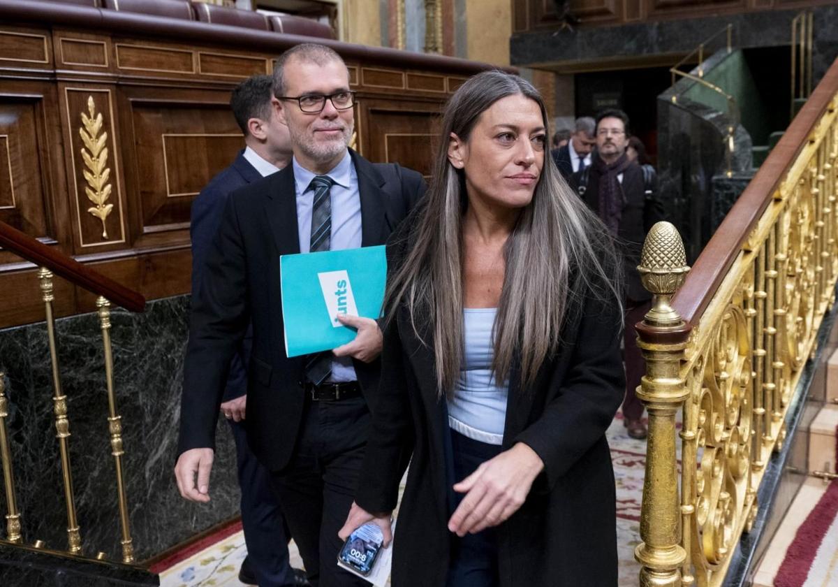 Los diputados de Junts Josep Maria Cruset y Miriam Nogueras entran al hemiciclo del Congreso el pasado 12 de diciembre.