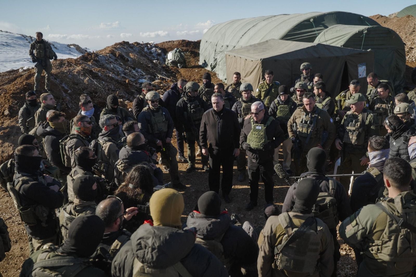 Netanyahu se reúne con las tropas israelíes en la cima del monte Hermón.