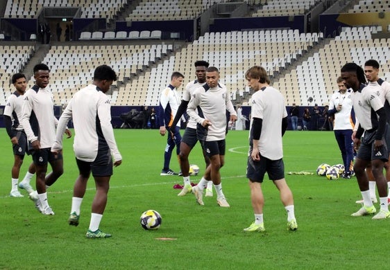 Los jugadores del Real Madrid, preparando la final de la Intercontinental en el Losail Stadium.