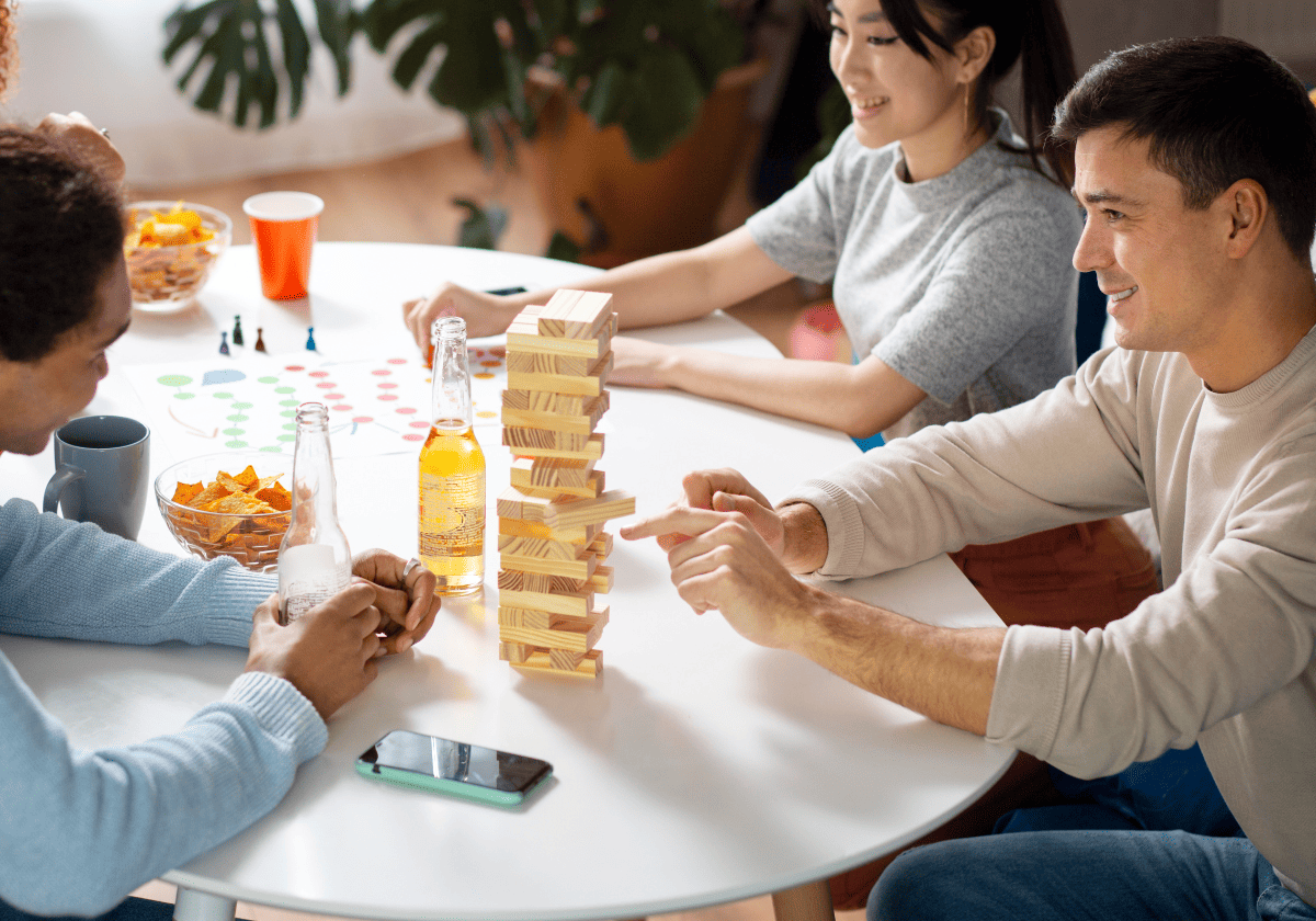 Grupo de amigos jugando a juegos de mesa en casa. /