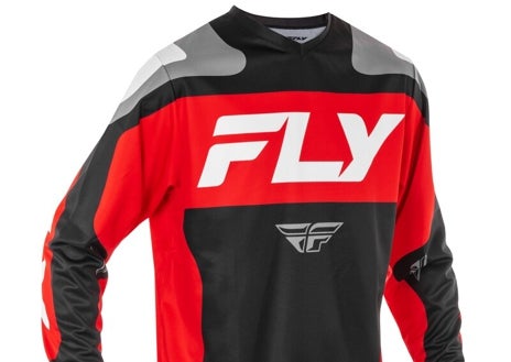 Imagen secundaria 1 - Casco Arai, y el conjunto de camiseta y pantalón de Fly Racing