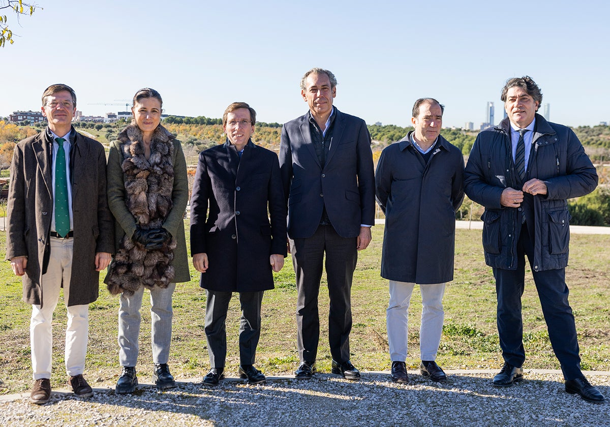 De izquierda a derecha, José Antonio Martínez Páramo, delegado de Limpieza y Zonas Verdes del Ayuntamiento; Samary Fernández Feito; José Luis Martínez Almeida; Manuel Mirat, CEO de Vocento; Borja Carabante, delegado de Urbanismo, Medio Ambiente y Movilidad del Ayuntamiento; y David Pérez, concejal presidente del distrito de Hortaleza.