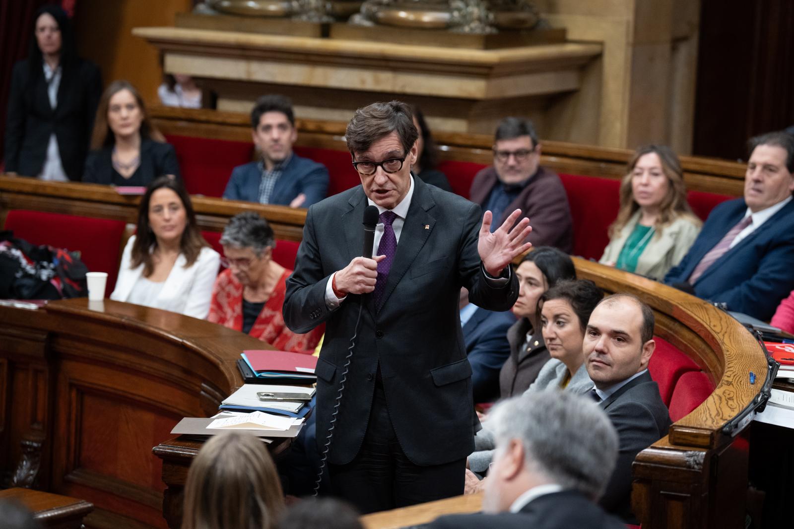 Salvadro Illa, president de la Generalitat de Cataluña, durante su intervención en el Parlament regional.