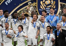 Modric levanta el trofeo de la Copa Intercontinental junto a Ancelotti y sus compañeros.