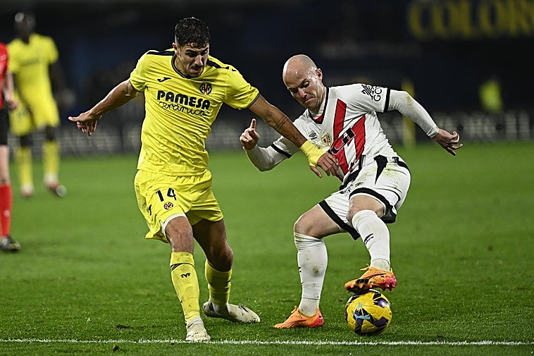 El Villarreal, con uno menos, salva un punto ante el Rayo