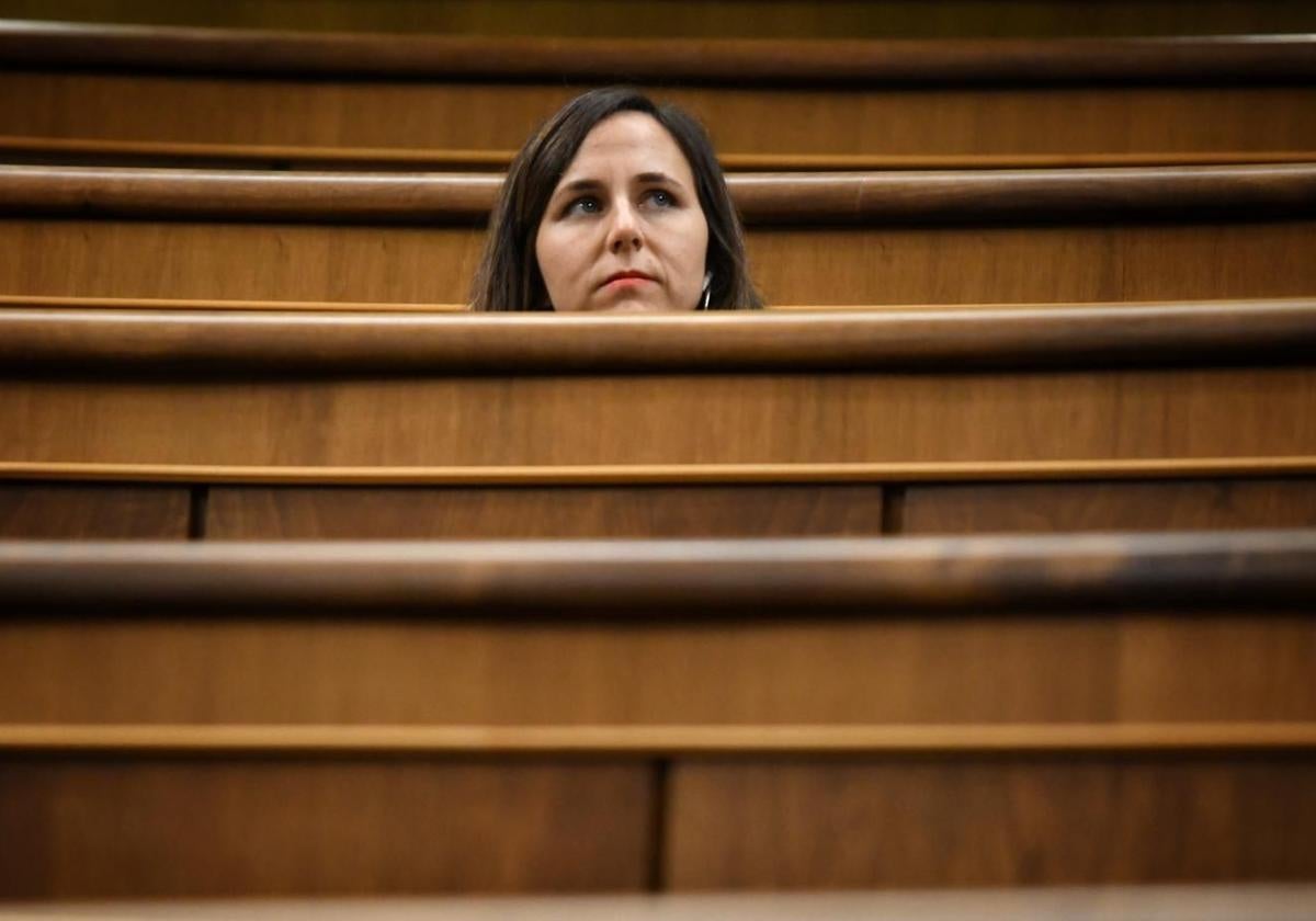 La líder de Podemos, Ione Belarra, ocupa su escaño durante el pleno de este jueves en el Congreso.