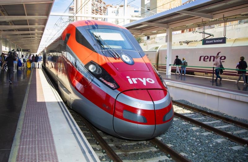 Tren Iryo en la estación de tren de Alicante.