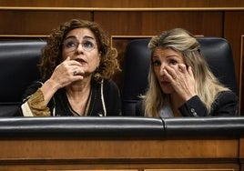 La vicepresidentas María Jesús Montero y Yolanda Díaz durante el pleno de este jueves en el Congreso.