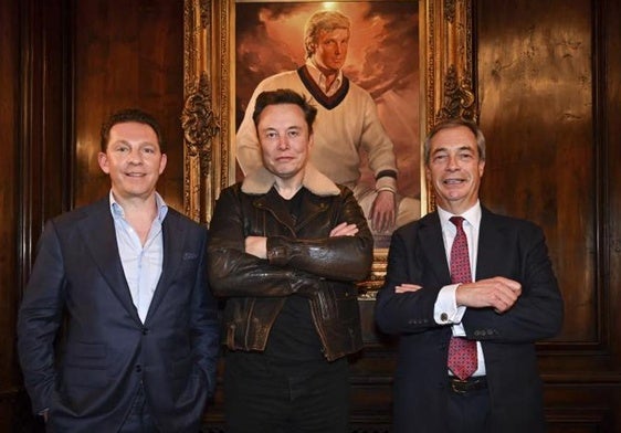 El fundador de Tesla, Elon Musk, junto al populista británico Nigel Farage y el multimillonario Nick Candy.