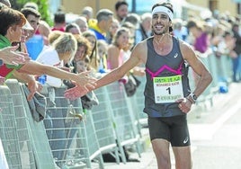 Mohamed Katir, saludando al público en una de sus últimas competiciones antes de der sancionado.