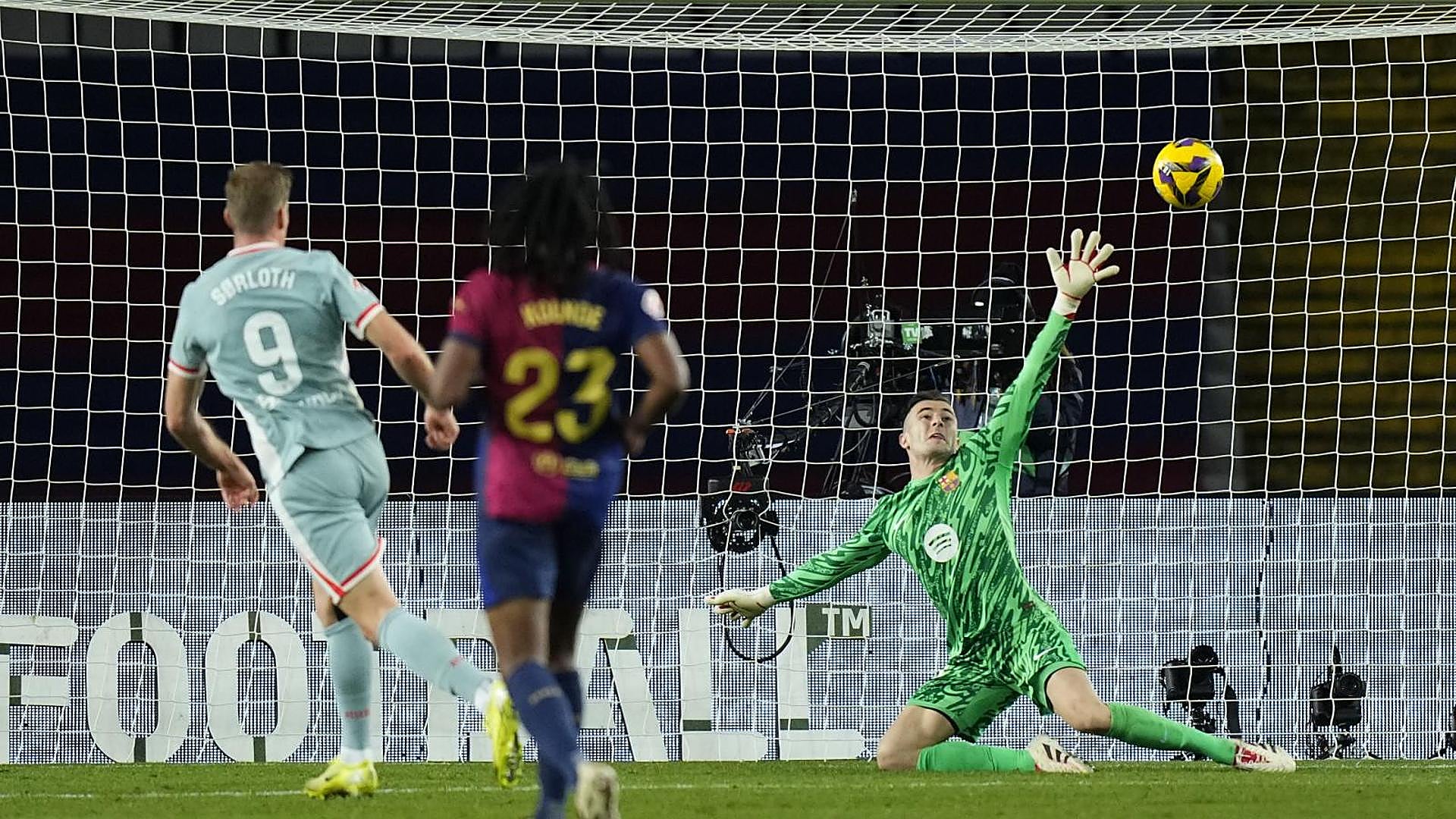 Atletico, Barça'ya ve Lig'e darbe indirdi