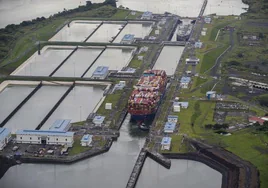 Un buque portacontenedores atraviesa el Canal de Panamá.