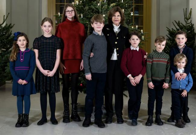 La reina Silvia de Suecia, con sus ocho nietos.