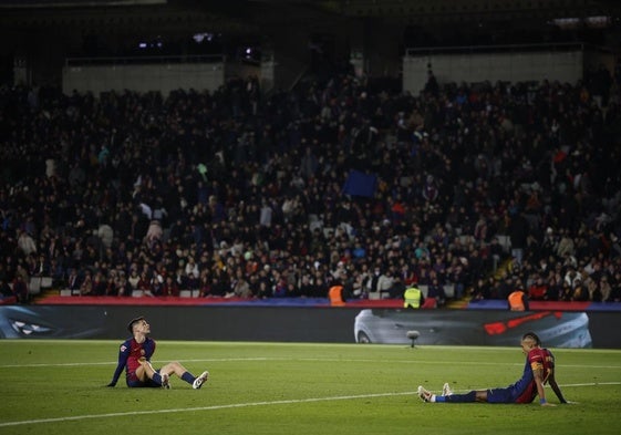 Pedri y Raphinha, tras la derrota ante el Atlético en Montjuic.