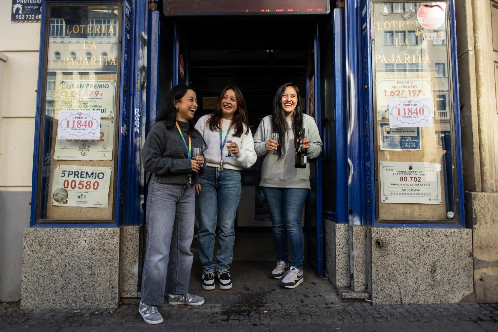 Empleadas de la administración 'La Pajarita' situada en la calle Alcalá de Madrid celebran que han vendido parte del número 40.014 correspondiente al segundo premio