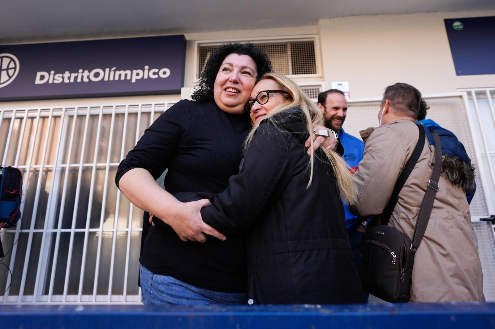 Dos mujeres se abrazan al haber ganado el primer premio de la lotería de Navidad