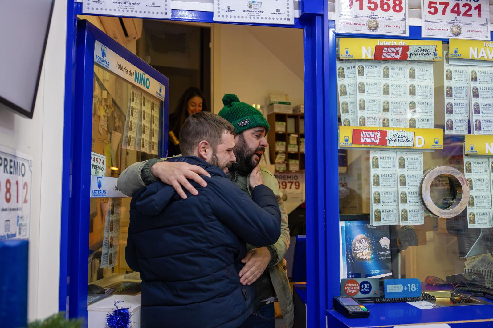 Celebración del tercer premio de la lotería de Navidad en una administración de Toledo