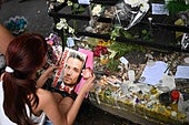 Los seguidores de Liam Payne improvisaron un altar a las puertas del hotel donde falleció el cantante.
