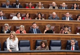 Ministros del Gobierno durante un pleno del Congreso.