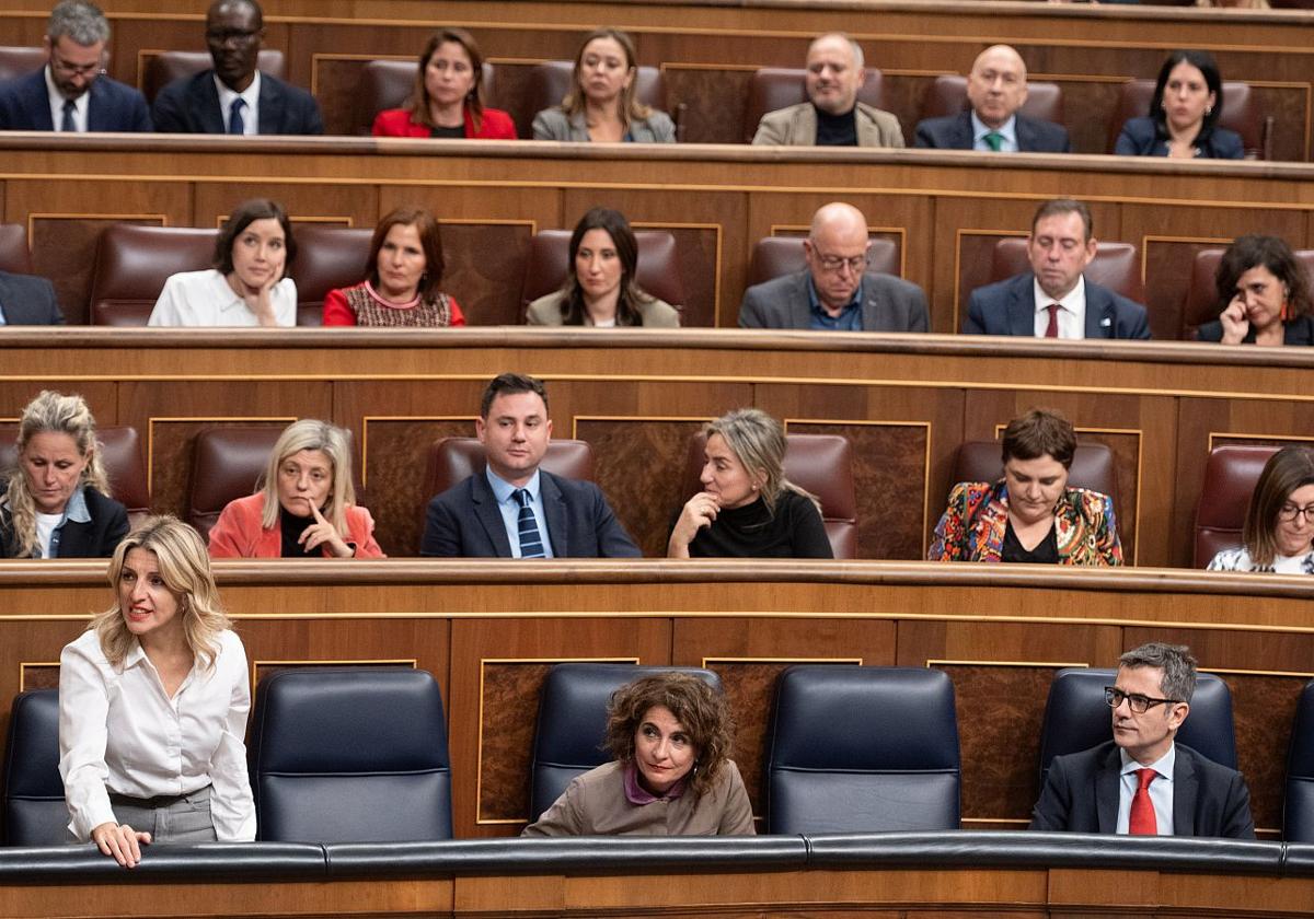 Ministros del Gobierno durante un pleno del Congreso.