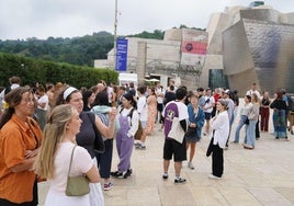 Decenas de turistas extranjeros visitando Bilbao.