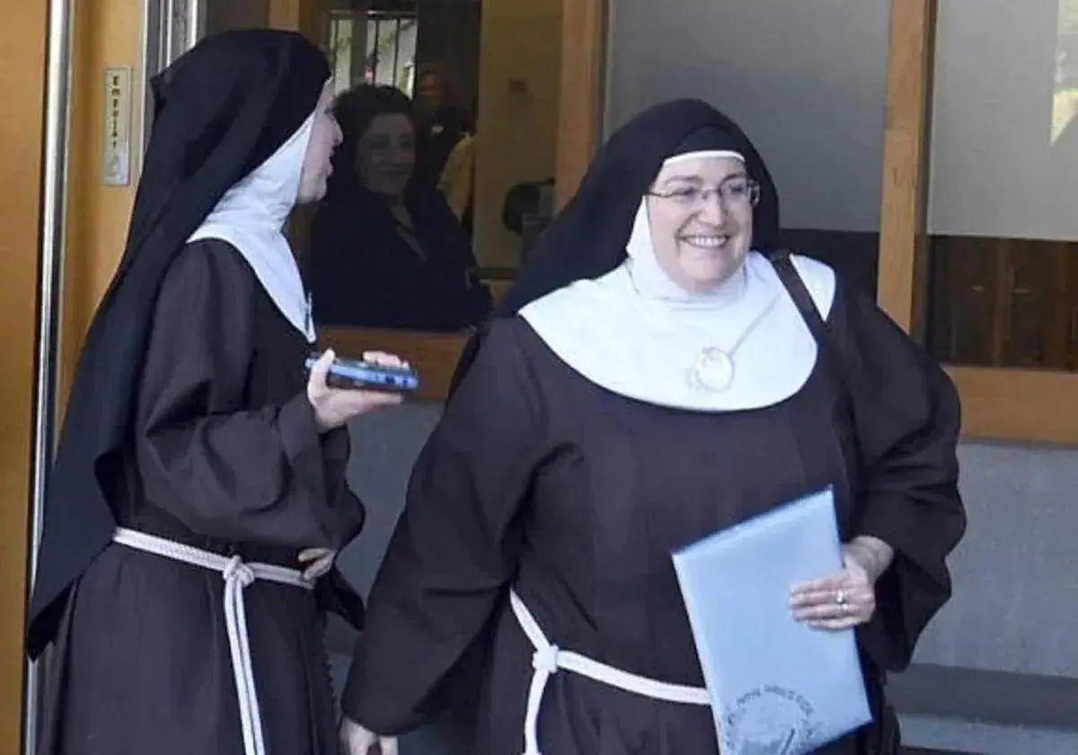 La abadesa y otra de las monjas excomulgadas, saliendo de los juzgados de Burgos.