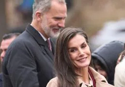 De qué marca es el precioso jersey gris que estrenó la reina Letizia en Catarroja: cinco modelos parecidos para ir calentita y estilosa