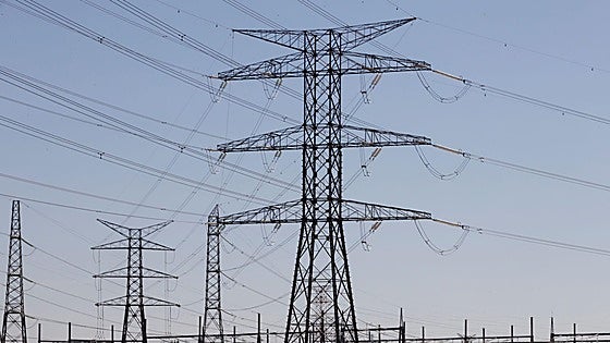 Los cambios en impuestos y tasas amenazan el recibo de la luz con los precios en récord del año