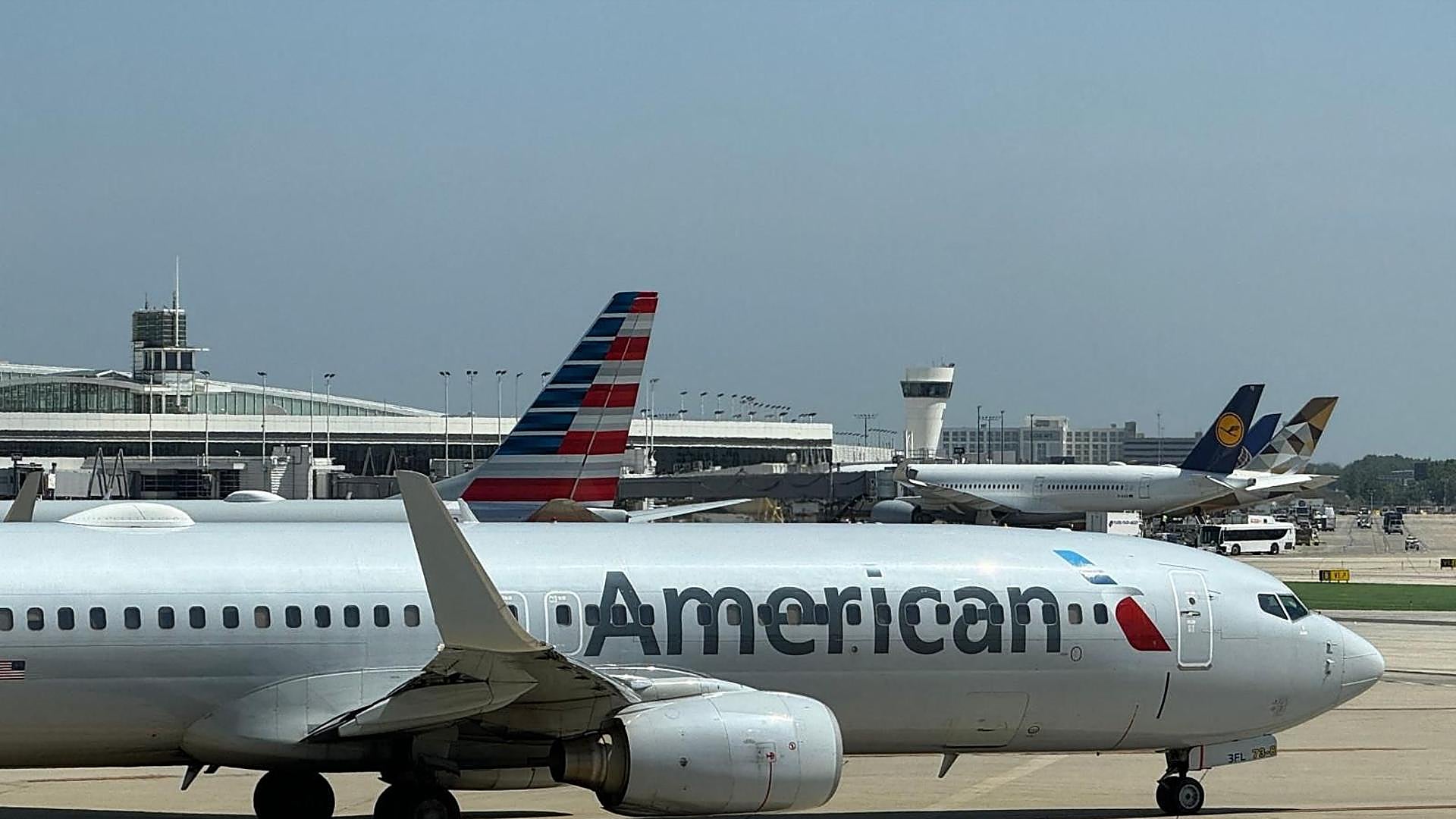 アメリカン航空、「技術的故障」による1時間の運航停止後、米国での運航を再開