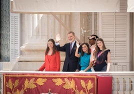 Los Reyes, junto a la princesa Leonor y la infanta Sofía, en el Palacio Real durante la celebraciones por el décimo aniversario del reinado de Felipe VI.